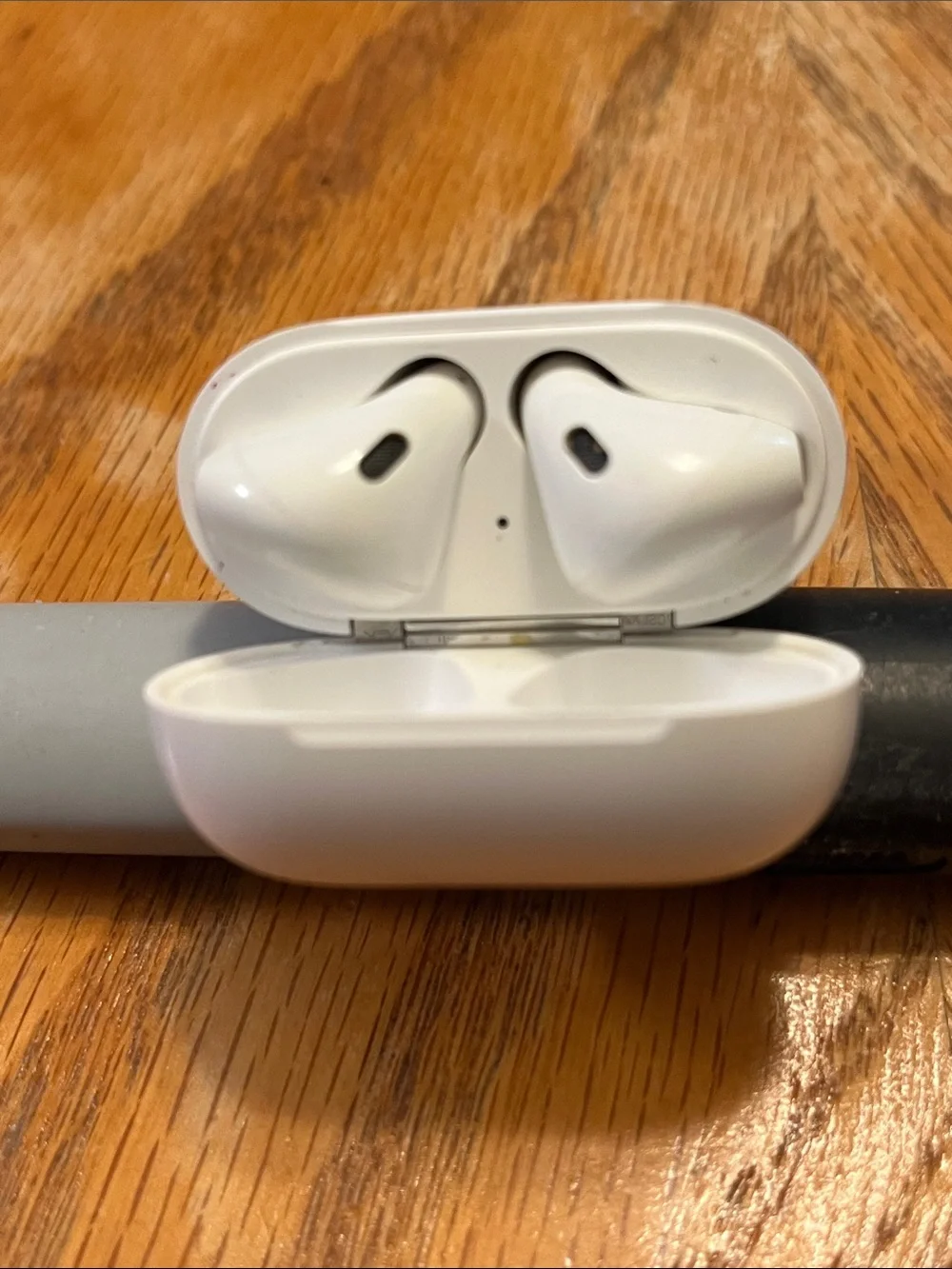 🎧 Apple AirPods (2nd Generation)
